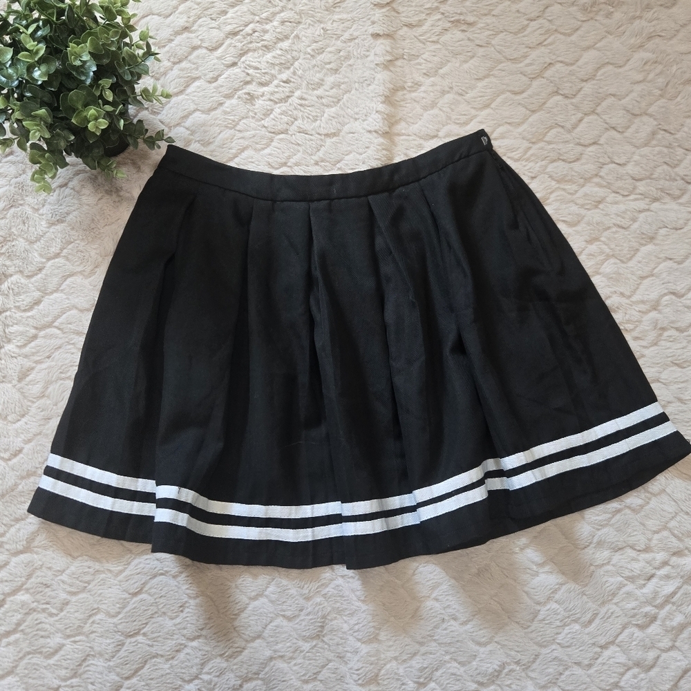 Hot Topic Black and White Striped High-Waisted Pleated Skirt, Size Large